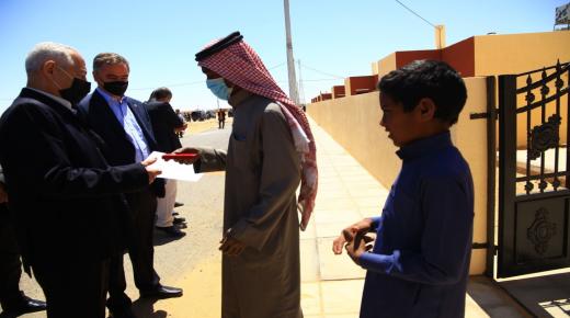 العيسوي يُسلّم 27 مسكناً لأُسر عفيفة ويفتتح مشاريع مبادرات ملكيّة في معان