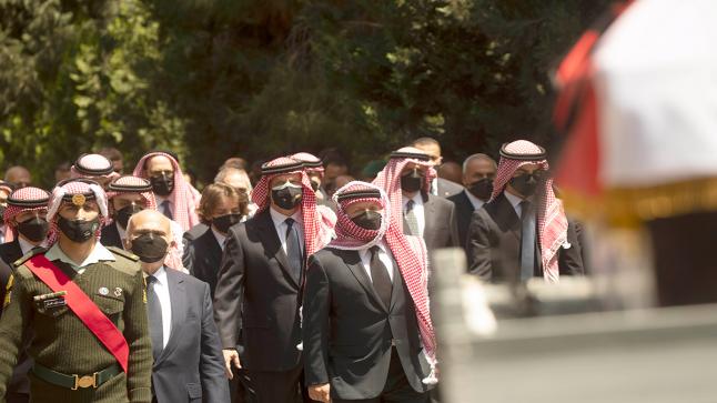 الملك يشارك في تشييع جثمان الأمير محمد بن طلال