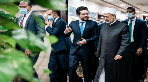 ولي العهد يلتقي شيخ الأزهر الشريف في القاهرة