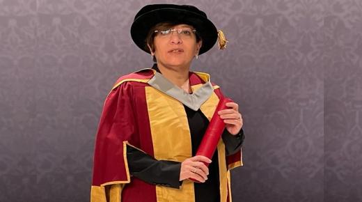 جامعة بريطانية تمنح الزميلة فرج شهادة الدكتوراه الفخرية