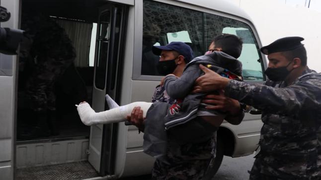 بالصور – نشامى الأمن العام خلال الحظر عيون تحمي وتحرس، وسواعد تعين المواطنين