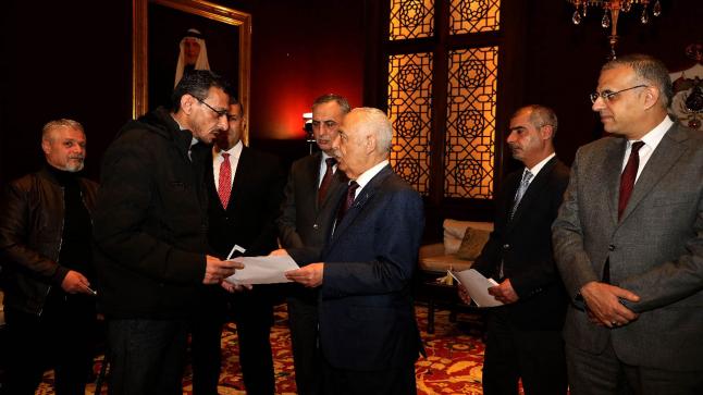 تنفيذا للتوجيهات الملكية.. رئيس الديوان الملكي يسلم مساكن لأسر تضررت من حادثة اللويبدة