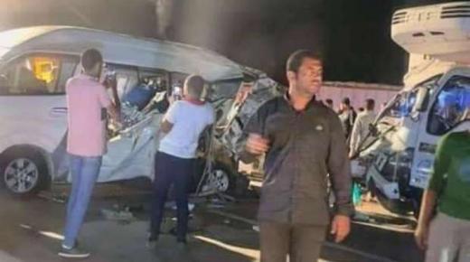 بينهم 4 أطفال .. إصابة 12 شخصا في حادث تصادم سيارتين بأسيوط – اسماء