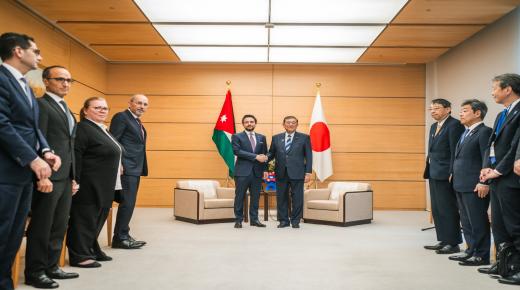 ولي العهد يلتقي رئيس الوزراء الياباني في طوكيو