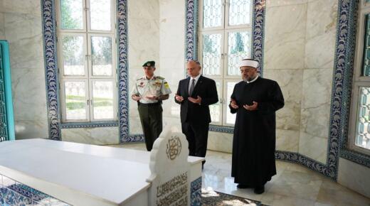 نائب الملك يزور ضريح الملك طلال بن عبدالله