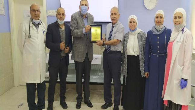 طلبة كلية الصيدلة بجامعة البترا يخضعون للتدريب الميداني في المركز الصحي بالجامعة