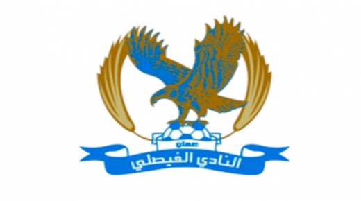 مجموعة اشخاص يدخلون مقر النادي الفيصلي ويلقون القارمات التي بحوزتهم ويغادرون