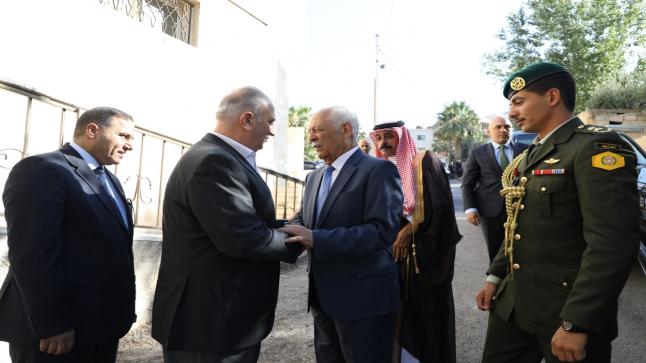 العيسوي ينقل تعازي الملك وولي العهد إلى عشيرة العكروش