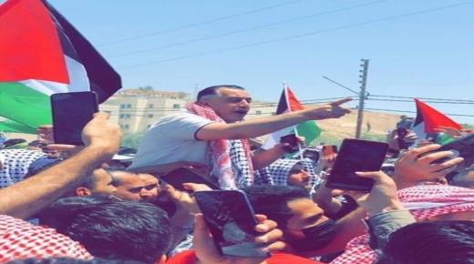 آلاف الأردنيين يزحفون إلى الحدود مع فلسطين – صور وفيديو