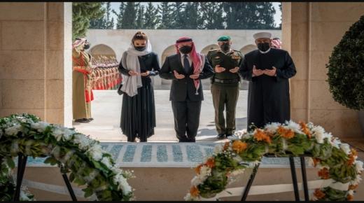 الملك والملكة وولي العهد يزورون ضريح الراحل الحسين