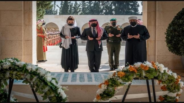 الملك والملكة وولي العهد يزورون ضريح الراحل الحسين