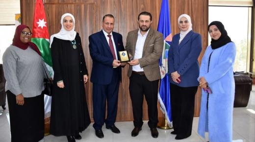 جامعة الزرقاء تشارك في تقييم طلبة الصيدلة في جامعة جدارا