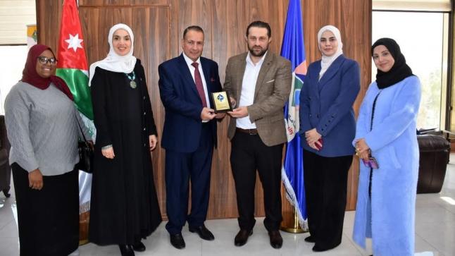 جامعة الزرقاء تشارك في تقييم طلبة الصيدلة في جامعة جدارا