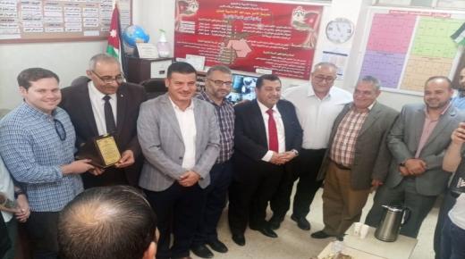 المومني : فريق الشؤون المدنية العسكري الأمريكي يتبرع بـ 400 مقعد و40 طاولة لمدرسة الامير عبدالله الاساسية للبنين