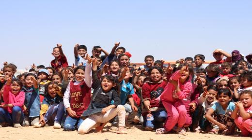 جامعة فيلادلفيا توزع كسوة العيد على الاطفال في مخيمي خديجة وحمدان العون