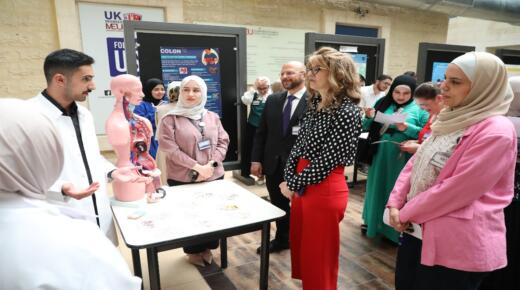 طلبة “الشرق الأوسط” يبدعون في مسابقة أفضل بوستر صحي توعوي