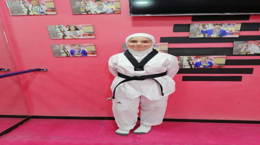 الحزام الأسود للطالبة إيمان الفراهيد من مدارس النظم الحديثة