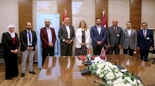 مذكرة تفاهم لتقديم منح وقروض لطلبة “الشرق الأوسط” غير المقتدرين ماديًا