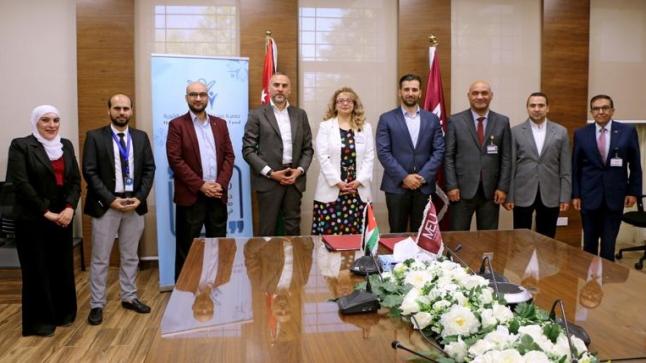 مذكرة تفاهم لتقديم منح وقروض لطلبة “الشرق الأوسط” غير المقتدرين ماديًا