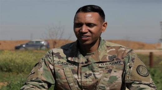 لحظة هروب المتحدث باسم التحالف الدولي أثناء سقوط صاروخ بالعراق (فيديو)