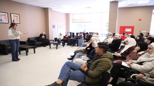 طلبة “الشرق الأوسط” يتفاعلون مع مهندسة تصميم داخلي حول طرق توظيف المواد الخام والإنارة