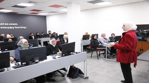 طلبة “آداب وتربوية الشرق الأوسط” أمام تجارب عملية في أنظمة إدارة التعلم