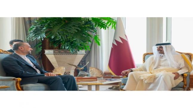أمير قطر ووزير الخارجية الإيراني يستعرضان العلاقات الثنائية بين البلدين