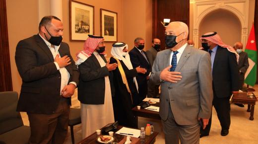 رئيس الديوان الملكي معالي يوسف العيسوي يلتقي اهالي ووجهاء البادية الوسطى – صور