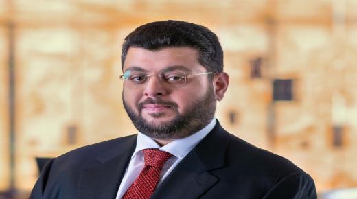 رجل الأعمال حسن إسميك يتكفل بنفقة عدد من طلبة الجامعة الخريجين