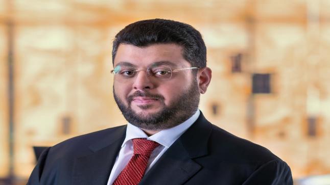 رجل الأعمال حسن إسميك يتكفل بنفقة عدد من طلبة الجامعة الخريجين