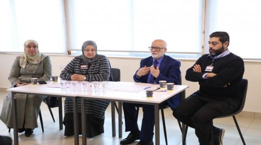 طلبة “الشرق الأوسط” يحاورون أديبًا وناقدًا في قصائده حول غزة