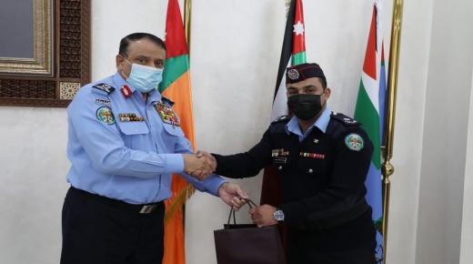 الحواتمة يسلم هدية ملكية لضابط حقق المركز الأول في العلوم الشرطية بأكاديمية العلوم الشرطية-الشارقة