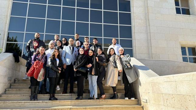 طلبة “الشرق الأوسط” في قناة المملكة للتعرف على مسارات إنتاج الأخبار