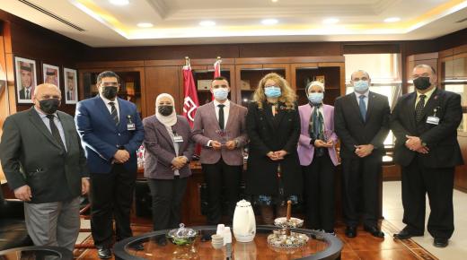 تكريم طالبين من كلية الأعمال لفوز مشروعها بالمركز الأول في مسابقة ريادية