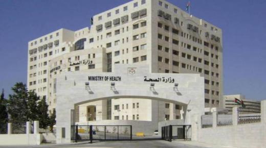 مريض يعلق مغذي سوائل على “عامود كهرباء” في ساحة مستشفى بسمة بإربد…. -توضيح رسمي
