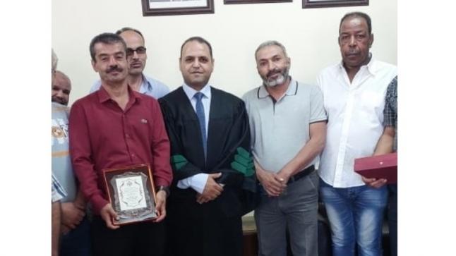 القاضي قفطان العدوان يكرم موظفين في محكمة بلدية الزرقاء