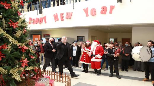 الجامعة الامريكة تحتفل بإضائة شجرة الميلاد المجيد – شاهد الصور