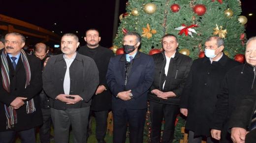 وزير السياحة يضيء شجرة عيد الميلاد في محافظة الزرقاء – صور