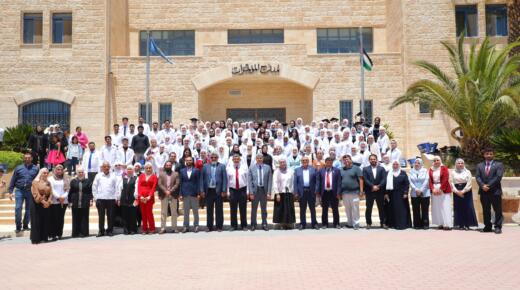 خريجو كلية العلوم الطبية المساندة بجامعة الزرقاء يؤدون قسم المهنة