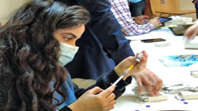 الجامعة الأميركية في مادبا تنظم فعاليّة لإعطاء مطعوم فيروس كورونا لكلّ من أعضاء الهيئتين الأكاديمية والإدارية وطلبة الجامعة.