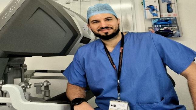 الدكتور طارق فوزي الحموري اول طبيب اردني يحصل على لقب استشاري في مستشفى لندن الجامعي بجراحة المسالك البولية بالروبوت الآلي