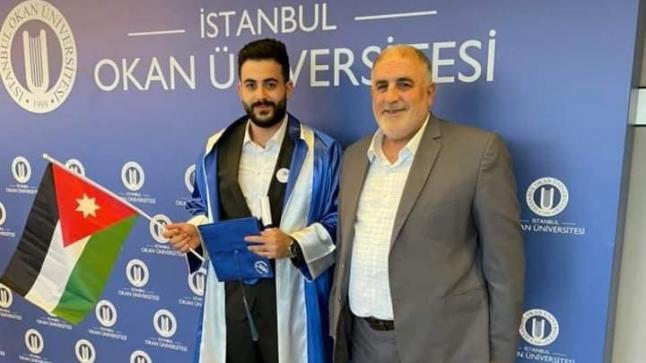 عامر امجد ابو طربوش يحتفل بتخرجه ويرفع العلم الاردني في جامعه اوكان التركية .. مبارك