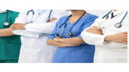 أطباء يطالبون انصافهم برواتب إسوة بالهيئات