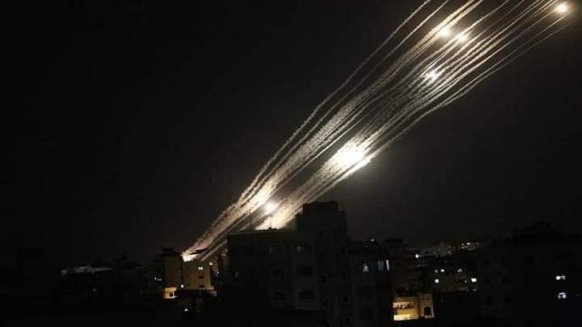 من غزة العزة … 100 صاروخ” تدق مستوطنات الداخل المحتل في تل ابيب