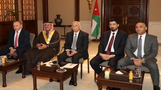 رئيس الديوان الملكي يلتقي رؤساء وأعضاء لجان تحسين خدمات المخيمات بالمملكة