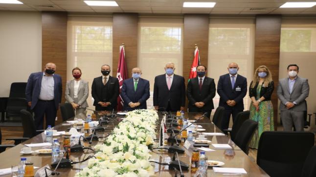 “الشرق الأوسط” وبنك الشفاء يوقعان مذكرة تعاون لتنفيذ برامج صحية