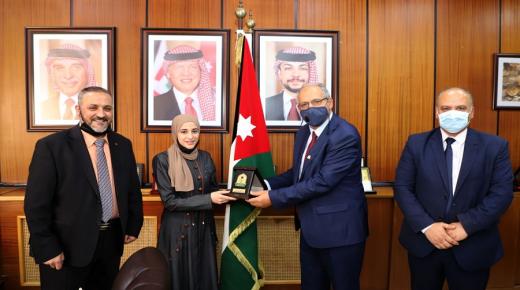 “اليرموك”.. تكرم الطالبة ابرار الربابعة لاتمامها حفظ القرآن الكريم كاملا