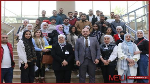اختتام برامج تدريبية في “الشرق الأوسط” شارك فيها 500 طالب وطالبة