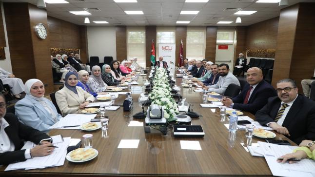 ممثلو قطاعات طبية وصناعية يشيدون بالخطط الدراسية لكلية صيدلة “الشرق الأوسط”