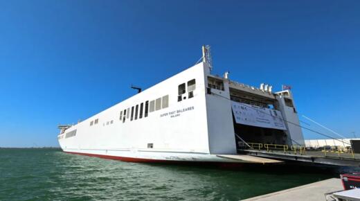 وصول سفينة المساعدات الإماراتية الثامنة “سفينة خليفة الإنسانية” إلى ميناء العريش